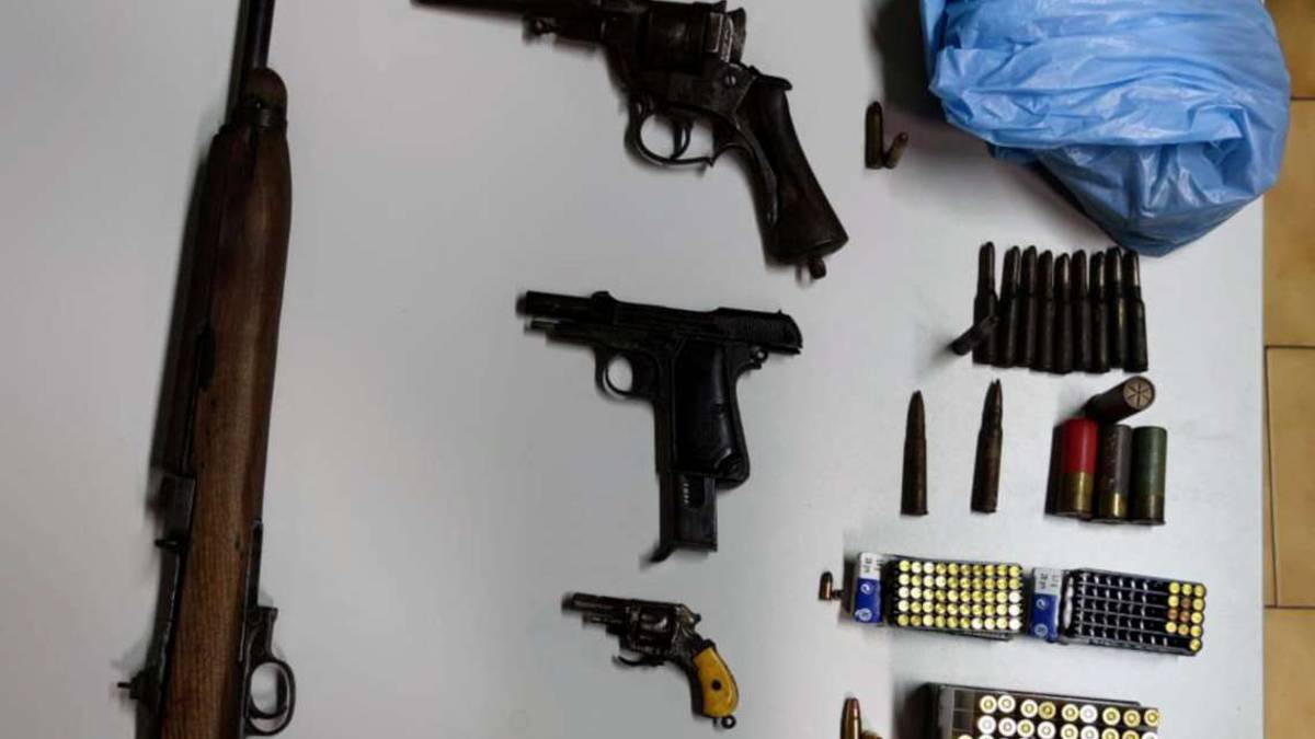 Imola, raid dei ladri, poi la polizia trova un arsenale in casa e denuncia la vittima