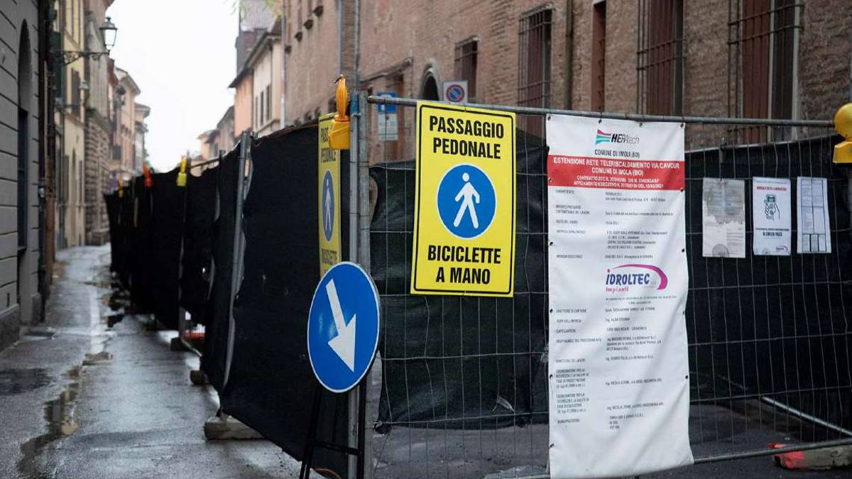 Imola, i ritrovamenti in via Cavour fanno slittare il cantiere