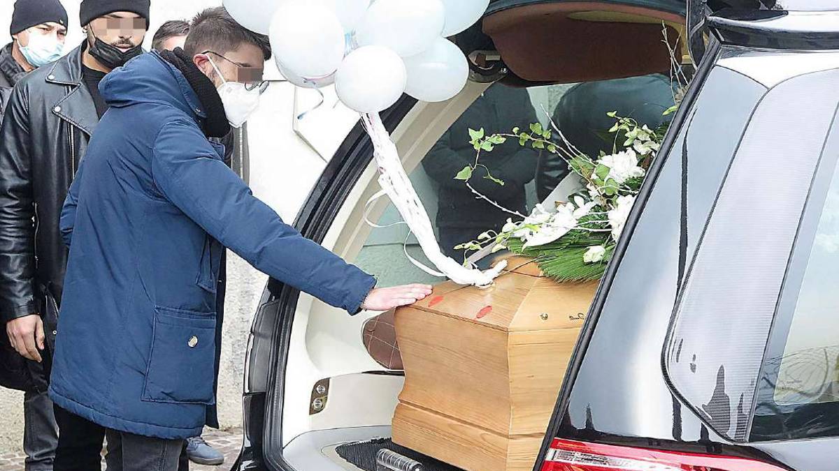 Rimini. In centinaia per l'addio a Daniele Volanti