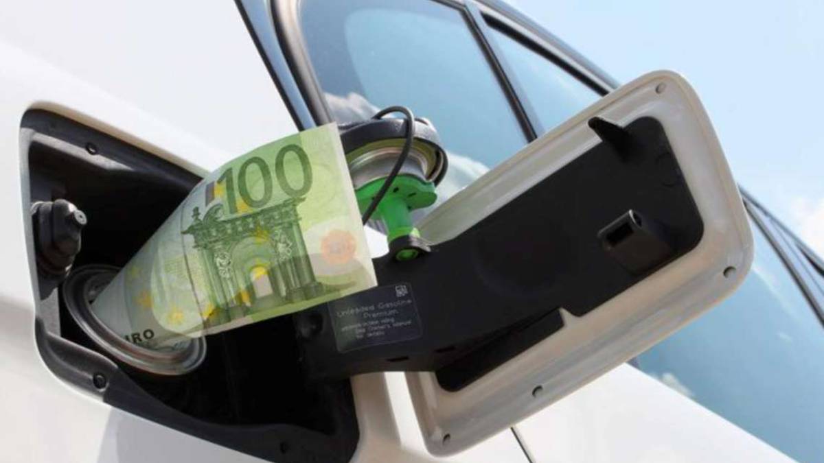 Rimini. La benzina torna a 2 euro al litro. Benzinai furiosi