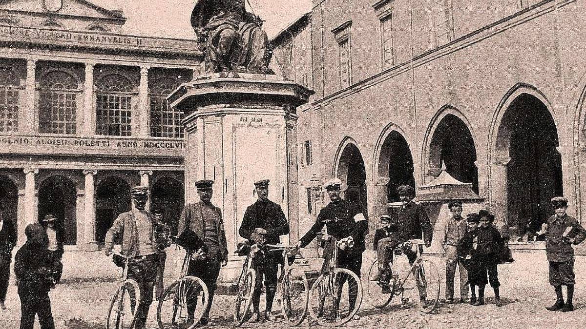 Ai vigili urbani il compito di spegnere gli incendi