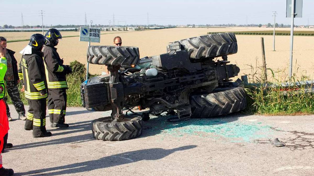 Ravenna, trattore si ribalta dopo incidente. Ferito 47enne