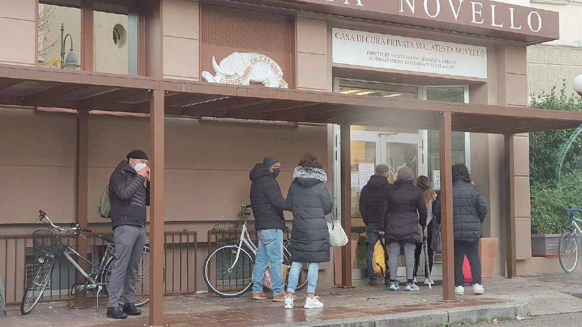 Cesena, in fila al freddo per visitare i nostri cari in clinica