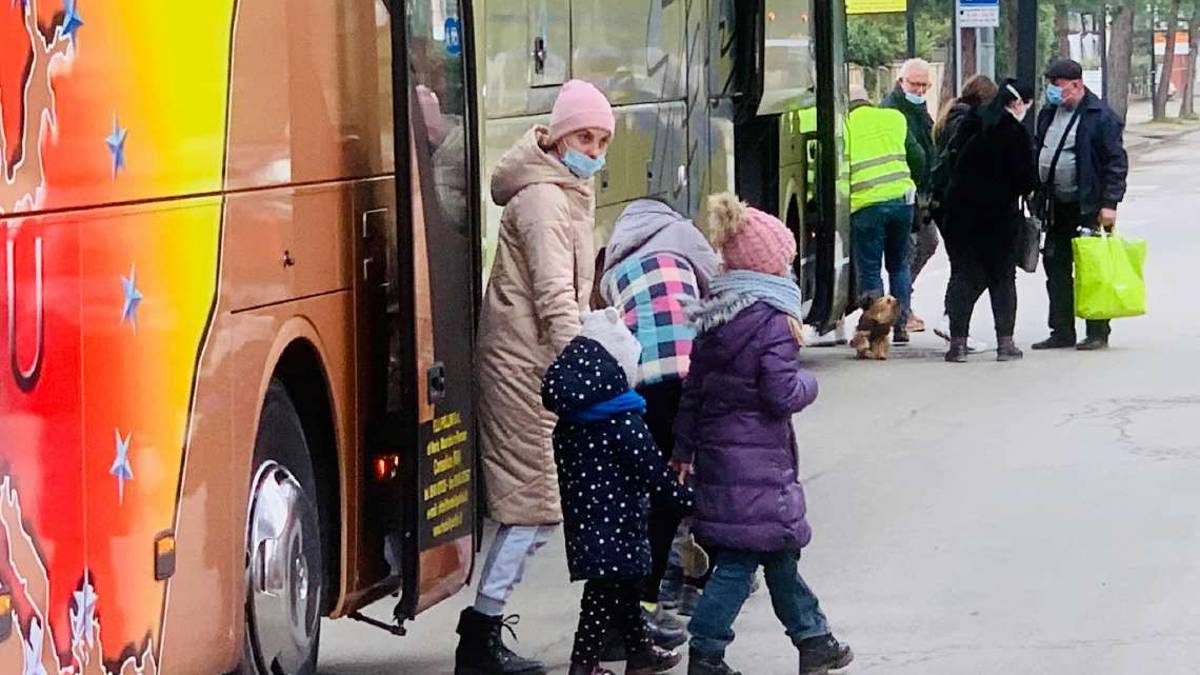 Cervia, 97 profughi trasferiti per legge dall'hotel al Cas