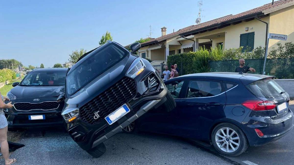 Cesena, l'incidente è rocambolesco ma non grave: paura a Gattolino in un groviglio di auto
