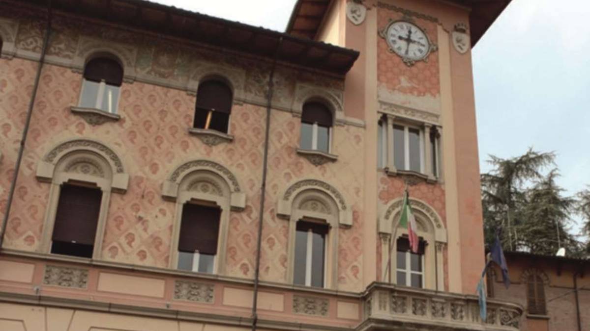 Mercato Saraceno, protestano per la residenza, il Comune le querela