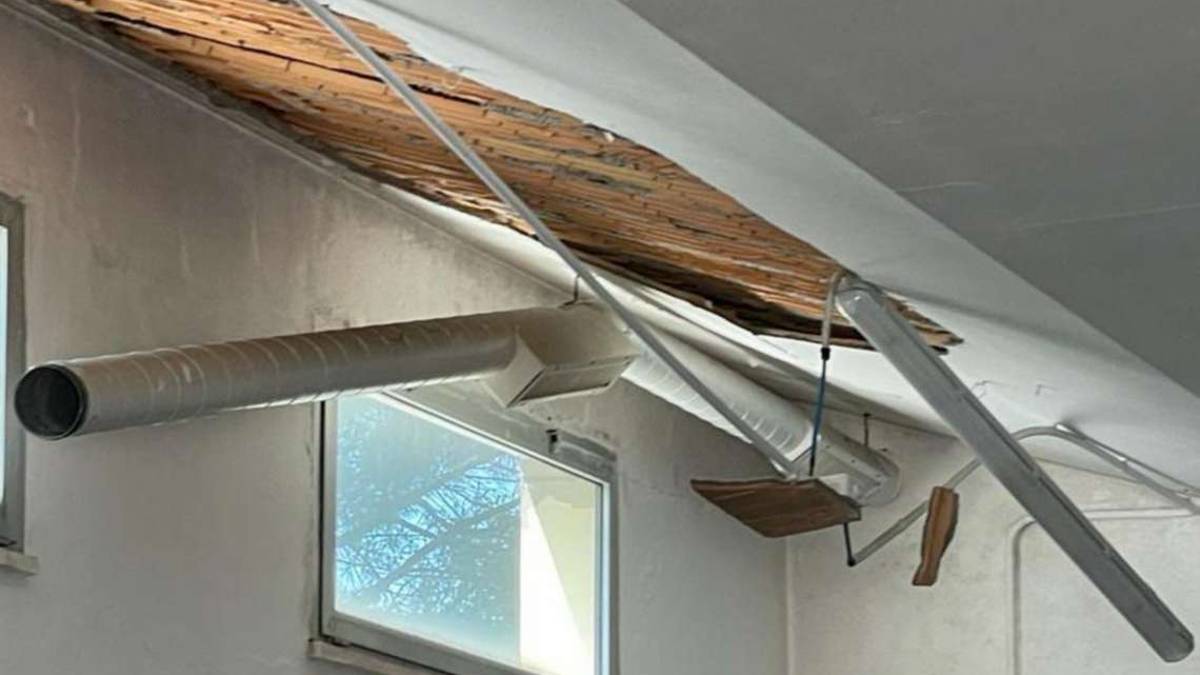 Cede un controsoffitto in piscina a Ravenna: nessun ferito ma è polemica