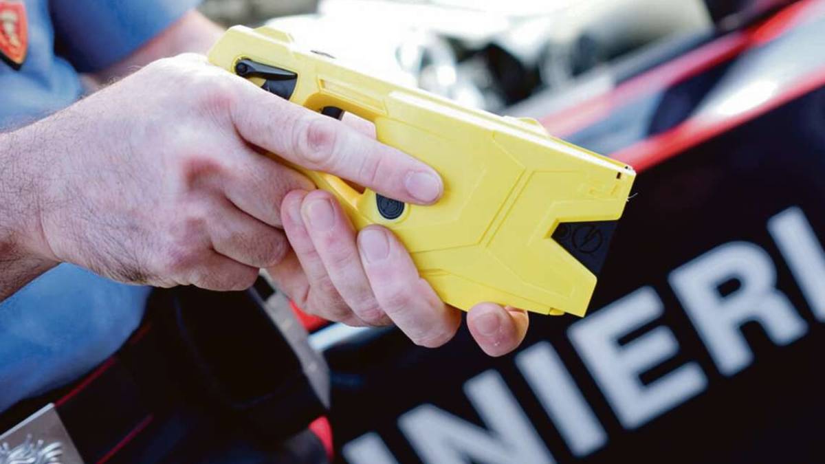 Riccione, molesta clienti del bar. Sedato con il taser