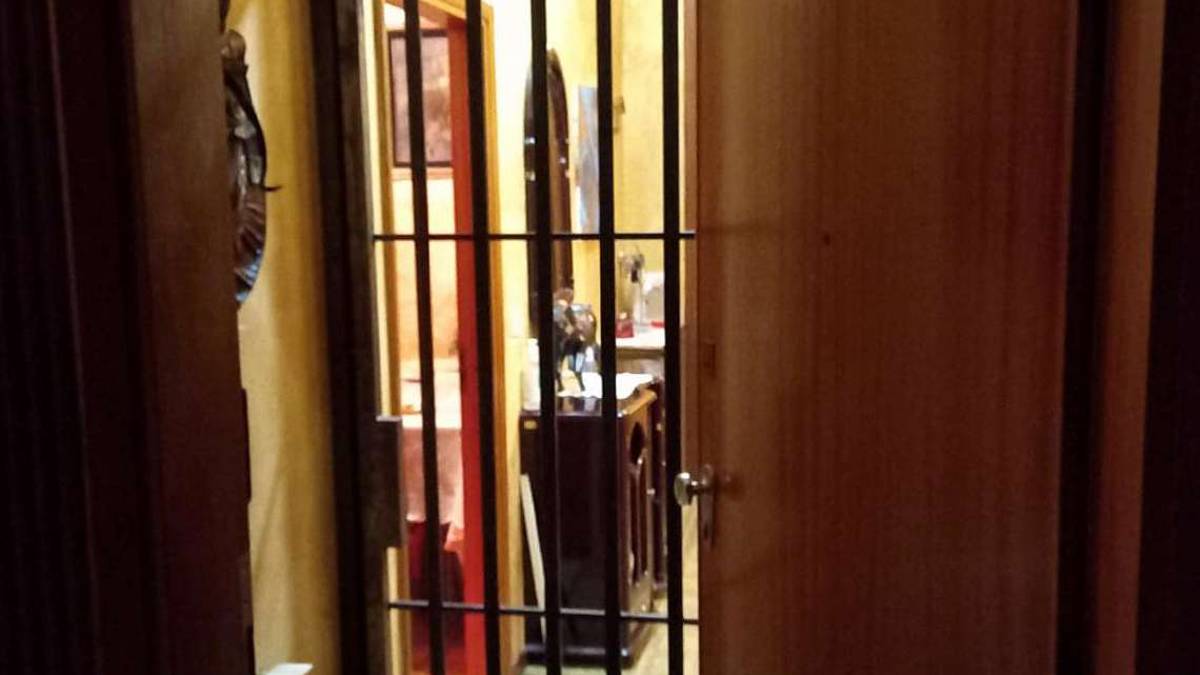 Ravenna, in casa si costruiscono una gabbia per spacciare in sicurezza