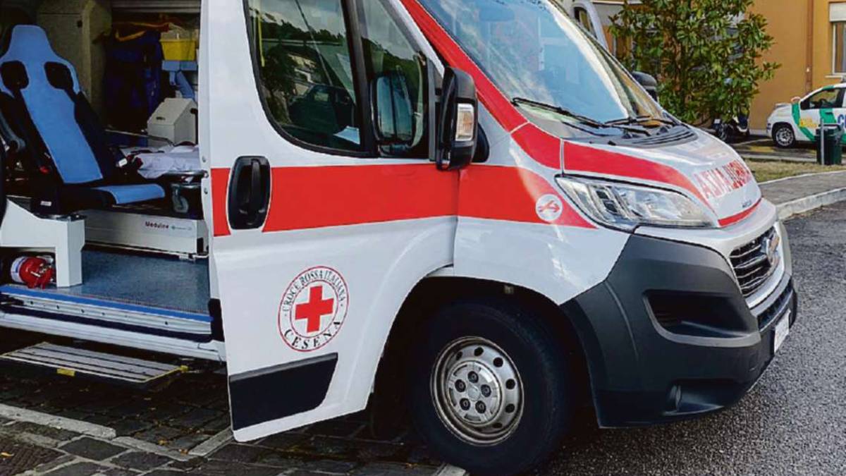 Bellaria. Malore in piscina, batte la testa e muore a 51 anni
