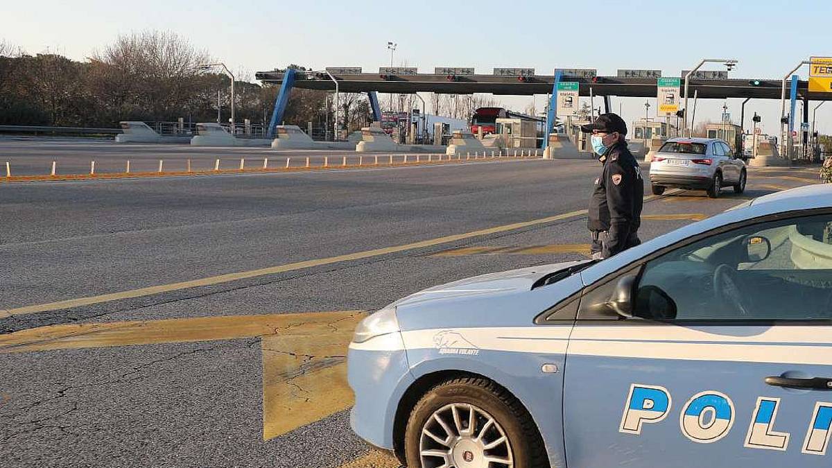 Rimini, migranti nel Tir in autostrada: salvato 15enne che viaggiava a meno venti gradi