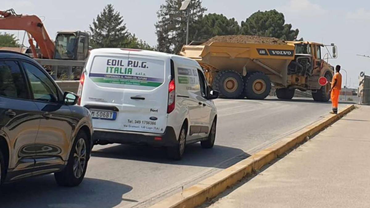 Lugo, riapre il ponte sul Santerno: polemiche per i maxi-camion
