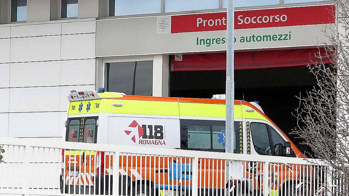 Preso a pugni davanti a un locale finisce in ospedale