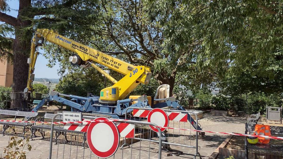 Longiano, piattaforma mobile bloccata: un operaio resta sospeso in aria per un'ora e chiama i pompieri