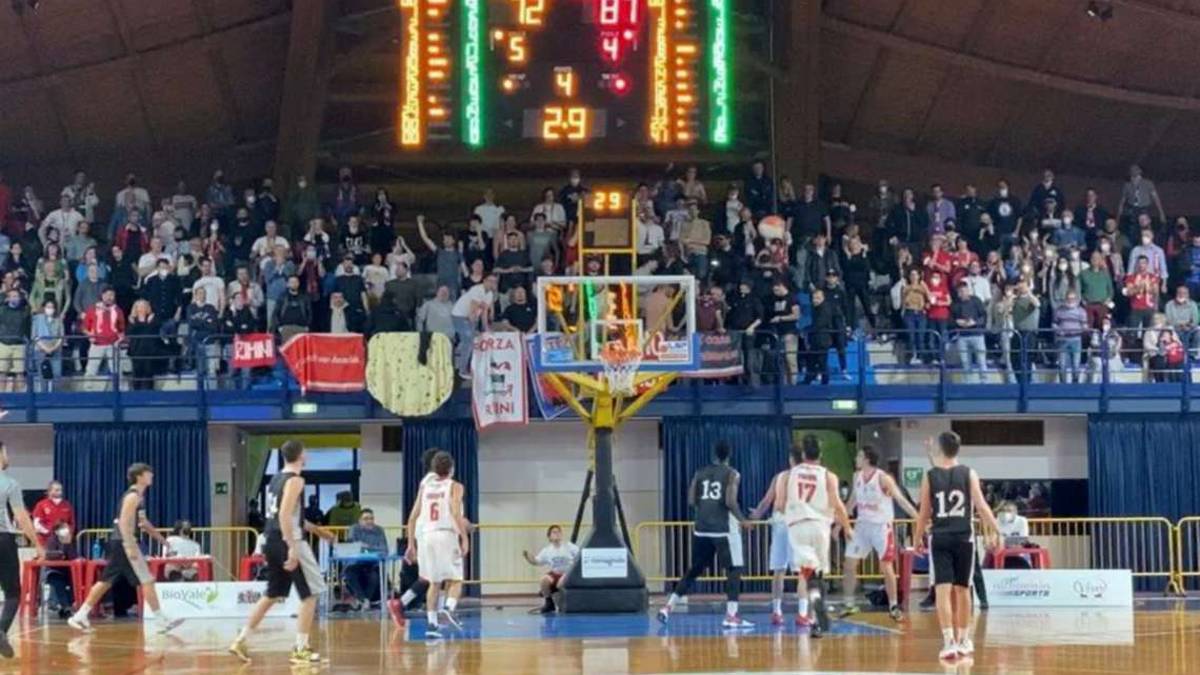Basket B, bomba carta a Cesena: daspo in arrivo a tifosi di Rimini