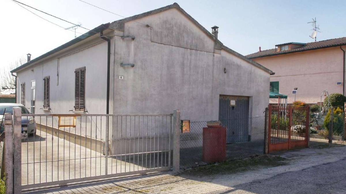 Ravenna, muore intossicato in piena notte