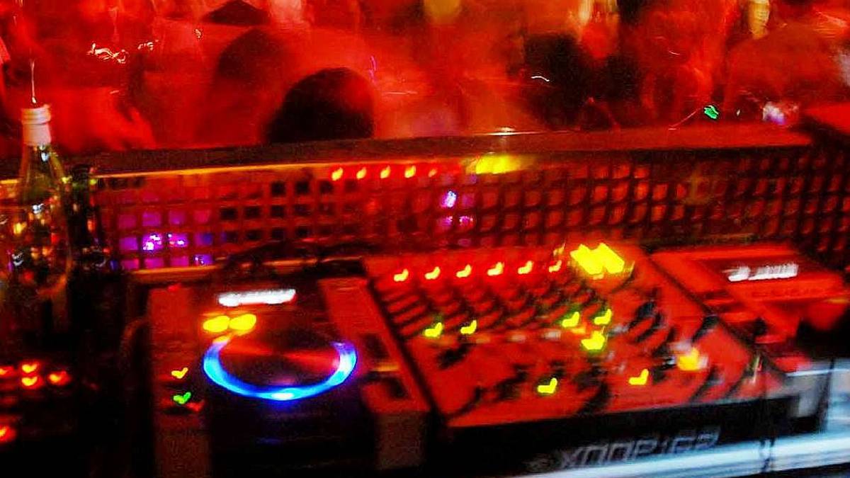 Riccione, denudati e picchiati in discoteca: buttafuori finisce a processo