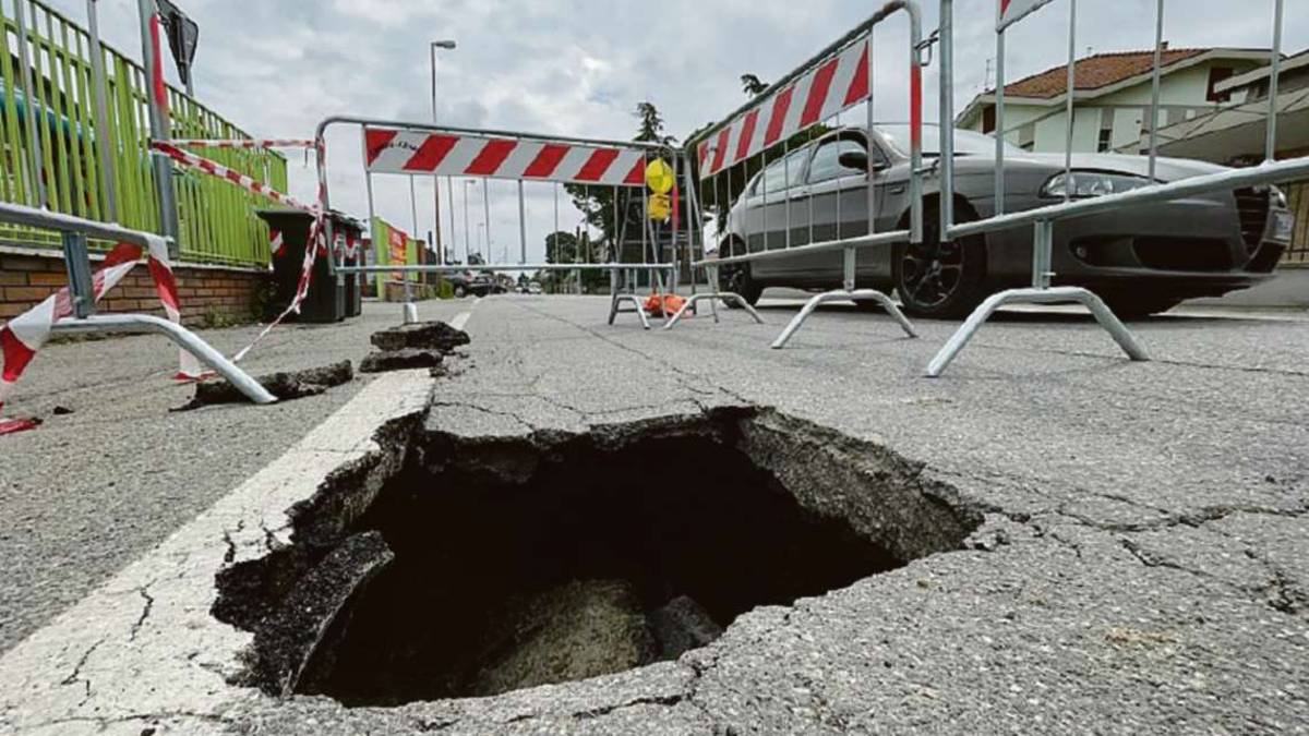 Cesena, spaventosa voragine aperta in strada