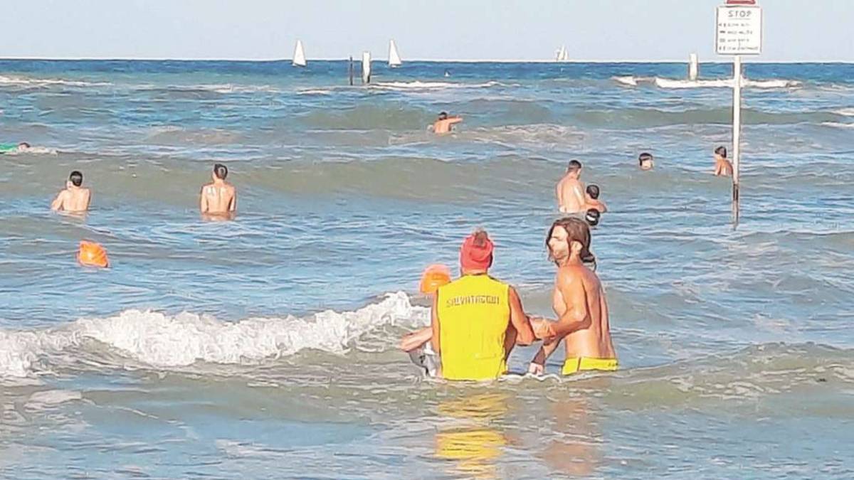 Cesenatico, sta affogando: salvato in extremis usando il sup