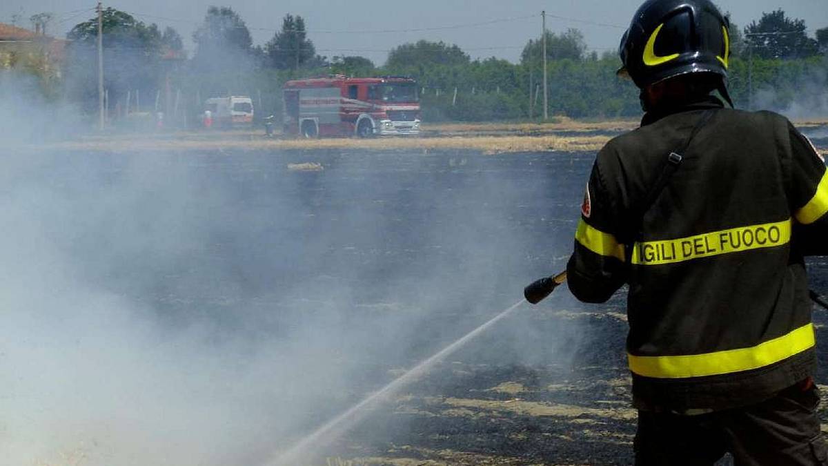 Ravenna, cade mentre prova a spegnere il fuoco in un fosso e si ustiona