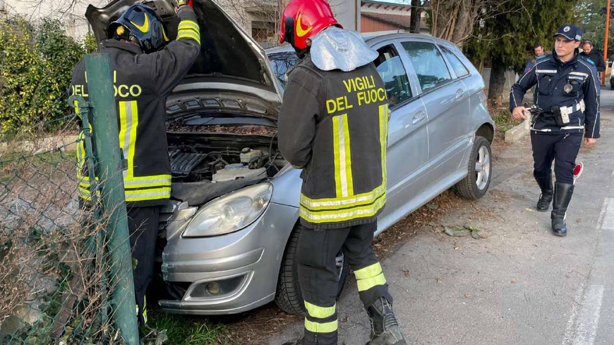 Cesena, spaventoso impatto: sbanda con la Mercedes e abbatte i contatori del gas