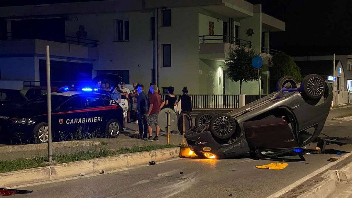 Cesenatico: auto rovesciata alla rotatoria di via Saffi
