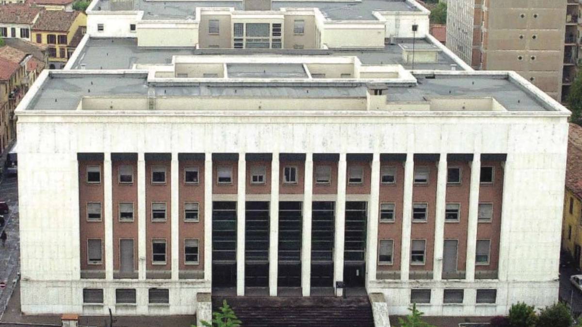 Cesena, due caporali rottamano l'auto bloccata ma vengono assolti