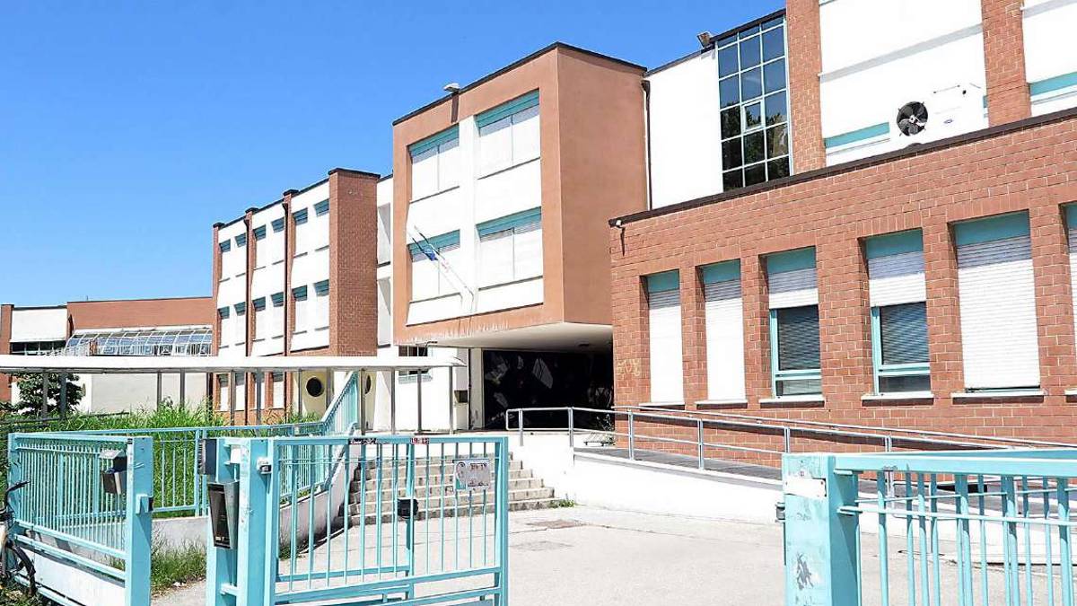 Rimini. Classe smembrata, il preside si difende: E' la legge...