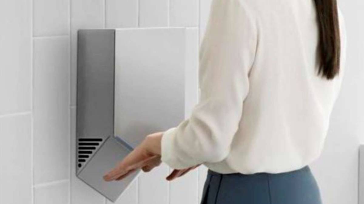 Cesena, asciugatori nei bagni al posto di 5,2 tonnellate di carta