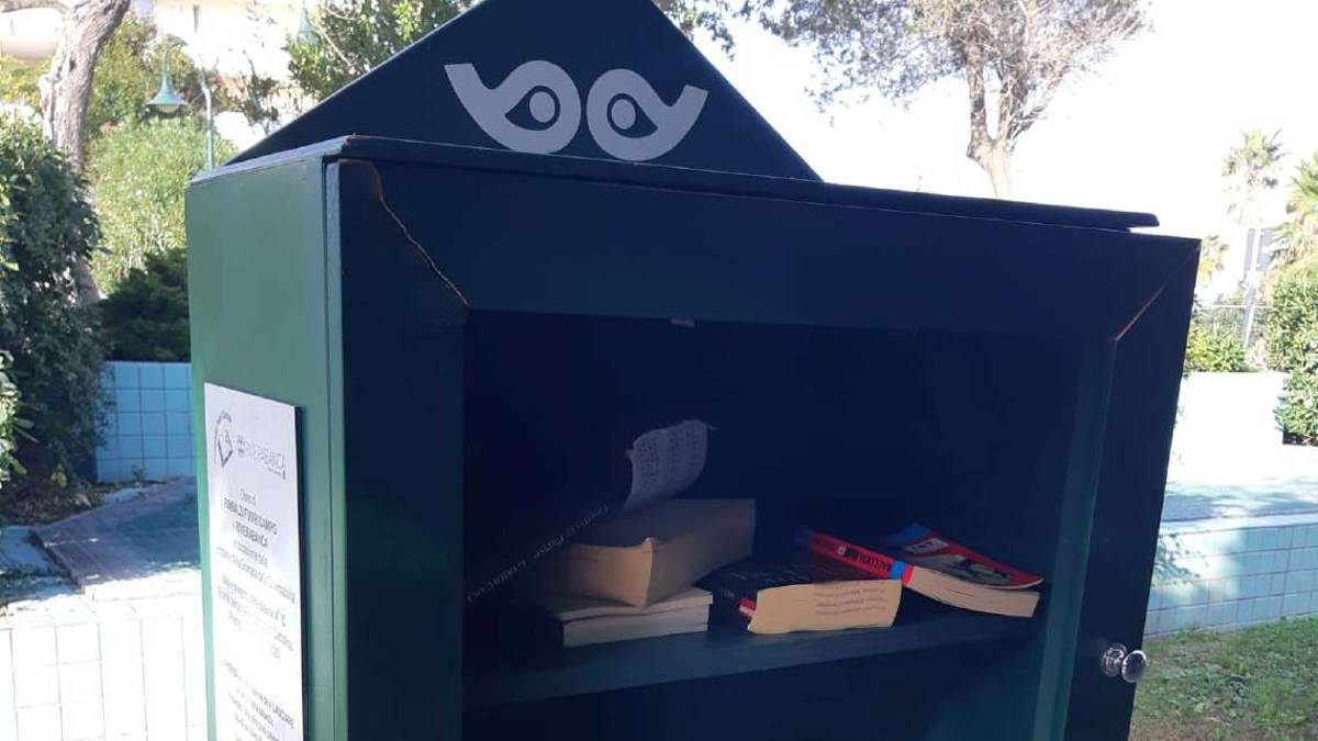 Cattolica, la quinta C ripara le case dei libri vandalizzate