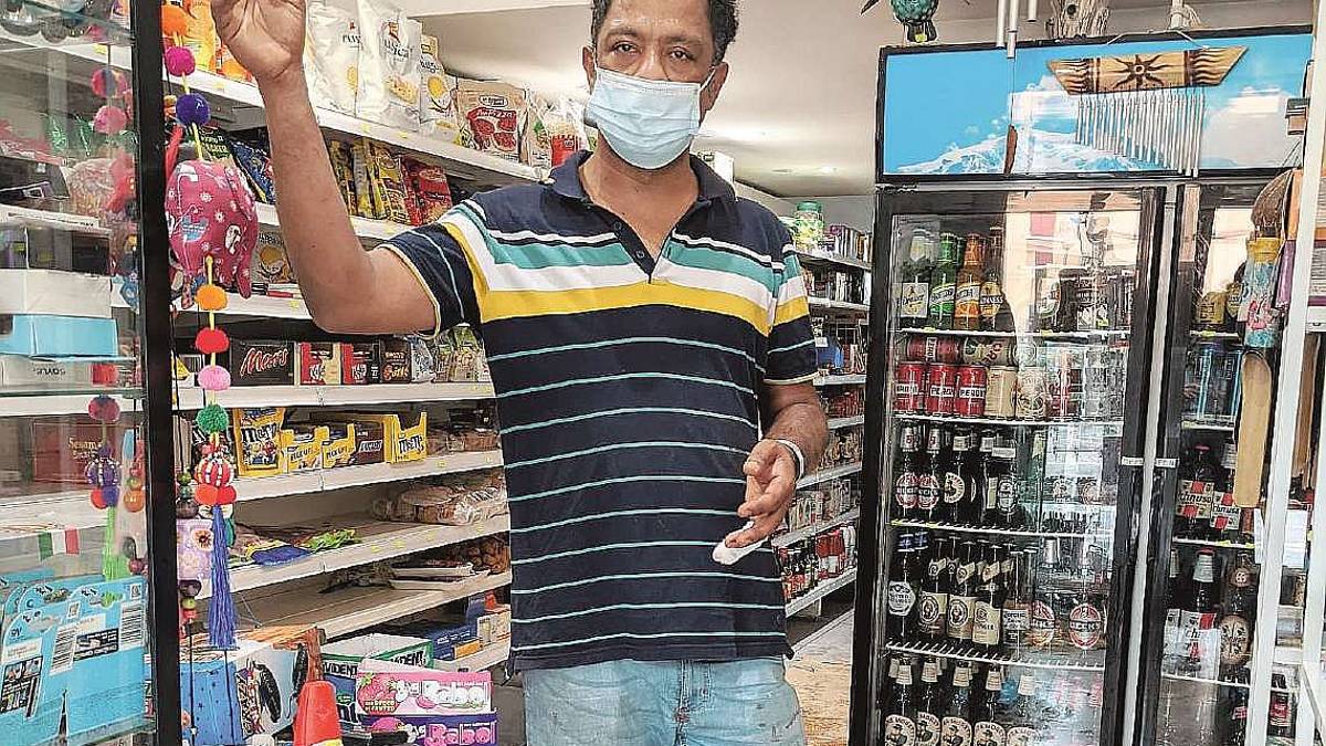 Cesena, due banditi rapinano e feriscono negoziante in centro