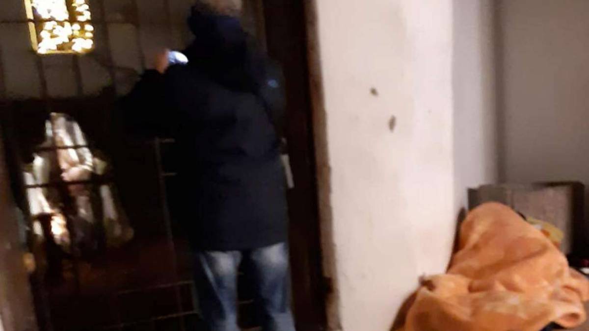 Il clochard vive di fianco al presepe: nuove lamentele a Cesenatico