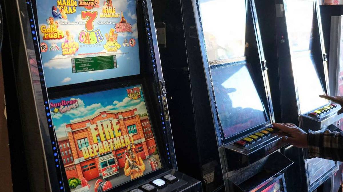 Faenza, gioca 130mila euro della compagna alle slot machine