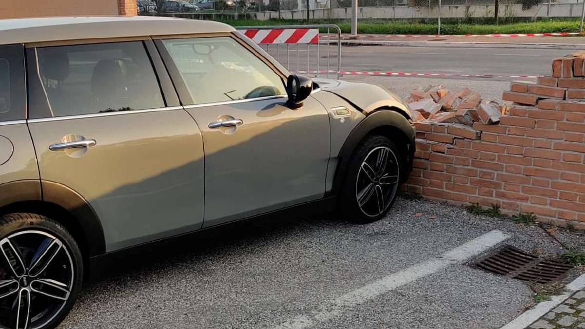 Cesena, sbaglia parcheggio e butta giù un muro