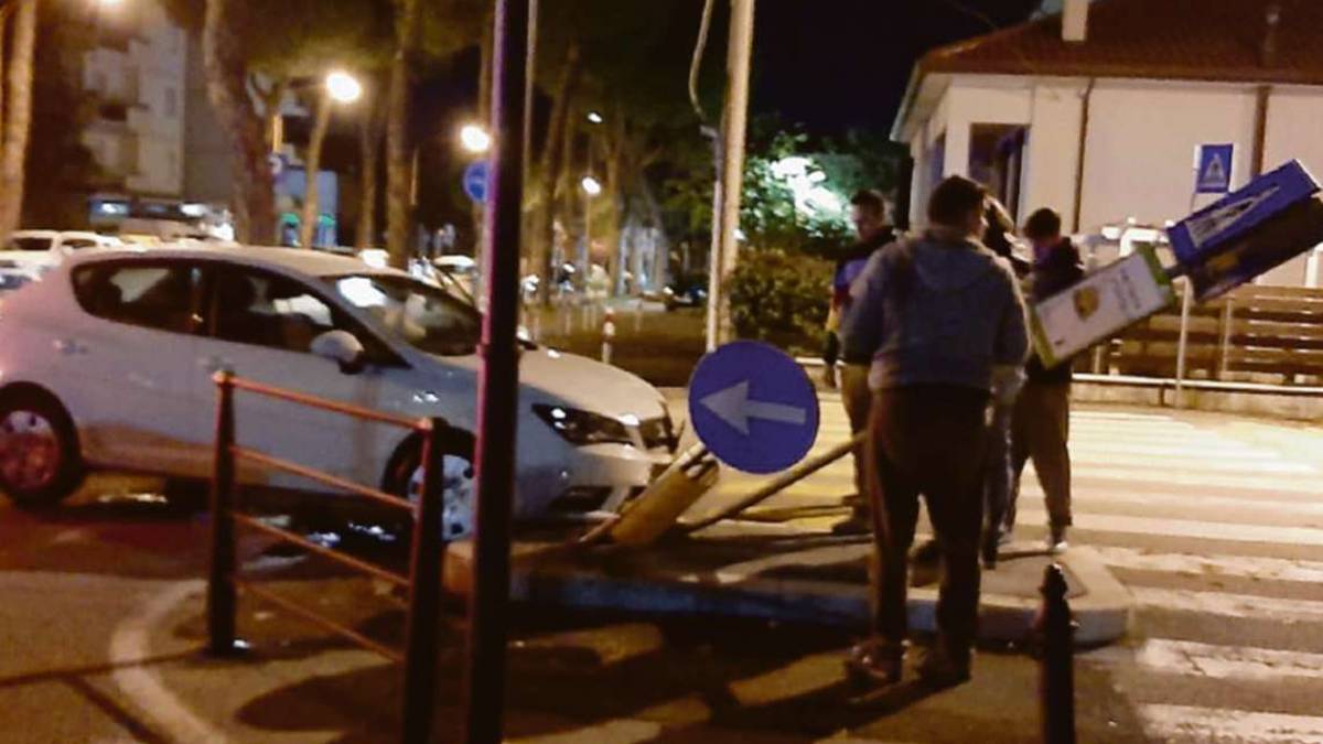 Cesena, si schianta contro un palo, esce dall'auto e inizia a urlare