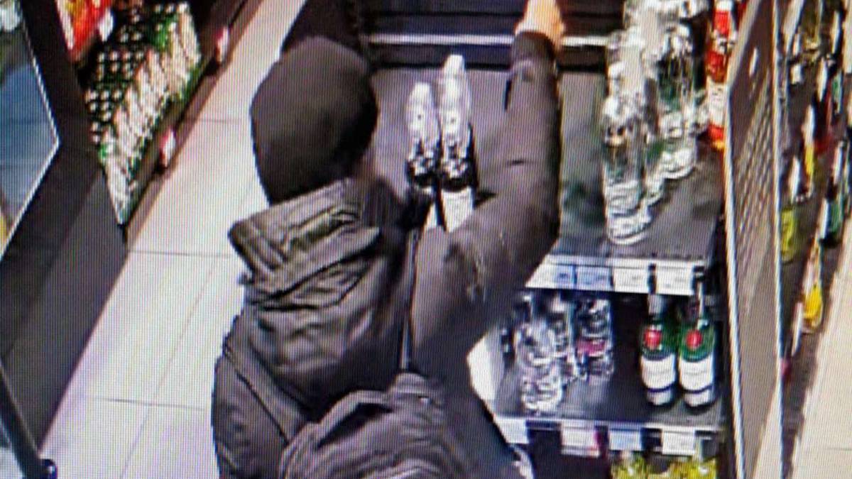 Imola, sorpreso mentre scappa con la refurtiva: arrestato