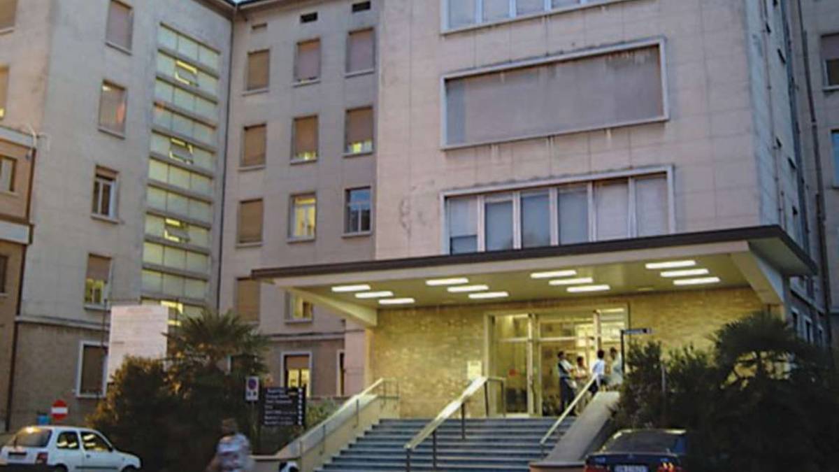 Fugge dall'ospedale a Ravenna, lo trovano in una pozza di sangue