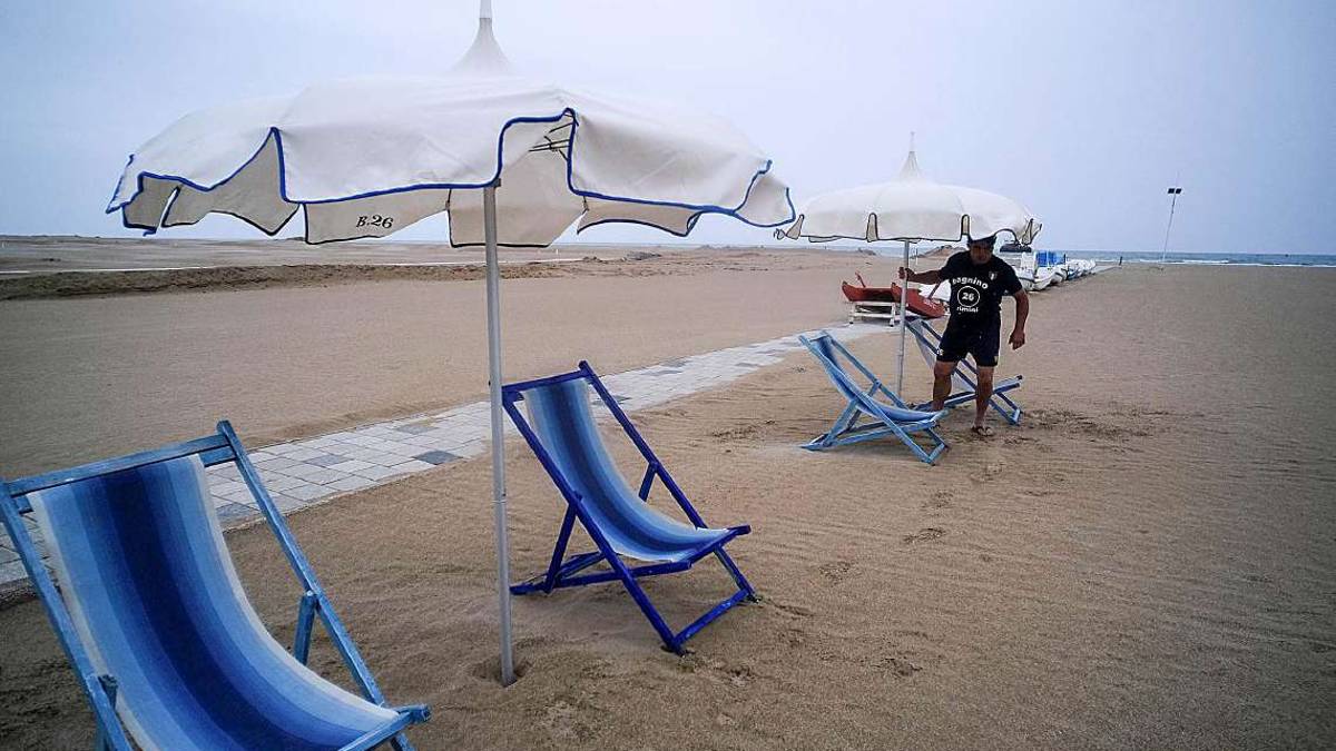 Rimini. Bagno 26, passerella per disabili più larga: abuso edilizio