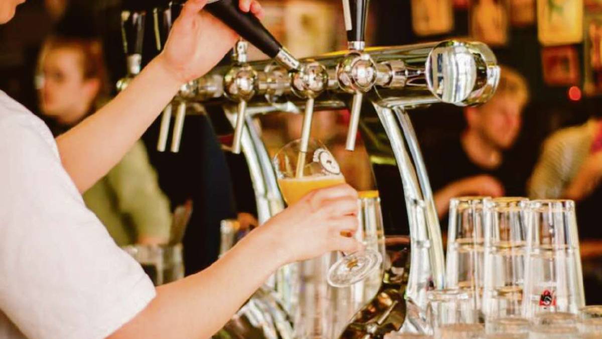 Rimini, palpeggia la cameriera: nel locale scoppia il caos