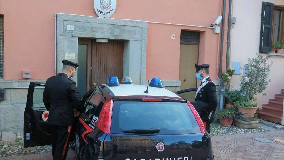 Scappano e parcheggiano l'auto rubata a Bertinoro davanti alla caserma dei carabinieri di Dozza: 3 giovani nei guai