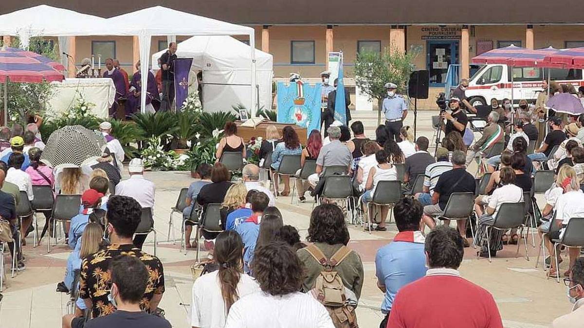 L'addio commosso di Cattolica a don Biagio Della Pasqua