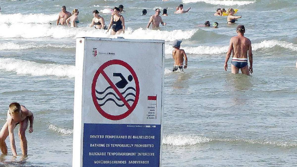 Scattano i divieti di balneazione, scontro sulle analisi