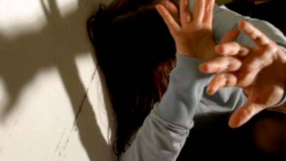 Rimini, troppo sexy dal medico, le sbatte la testa contro il lavandino: l'incubo di un compagno violento