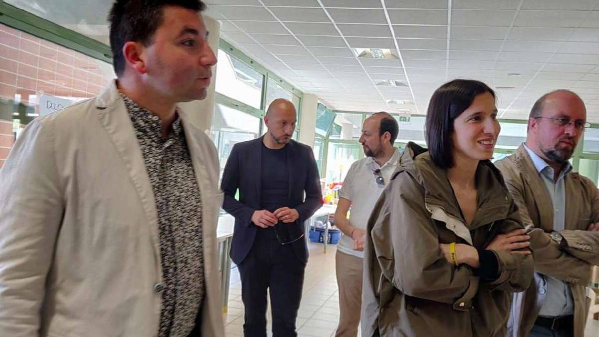 Elly Schlein a Cesena, nel centro d'emergenza alla Don Milani