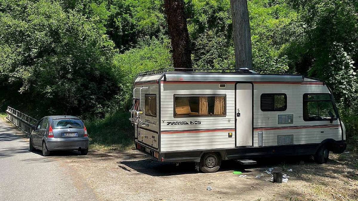 Cesena: vede i draghi e tutto nudo picchia 5 persone