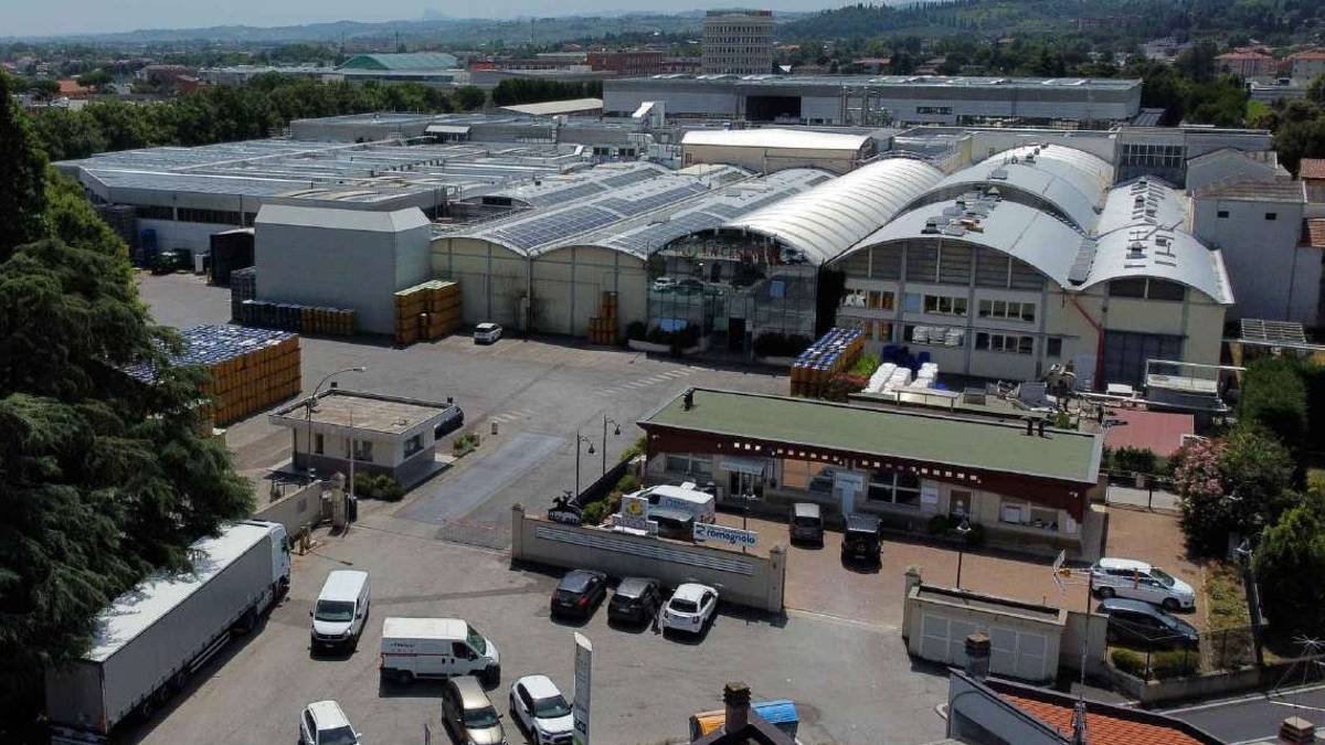 Cesena, cede il tetto durante i lavori: operaio di Santarcangelo con fratture multiple