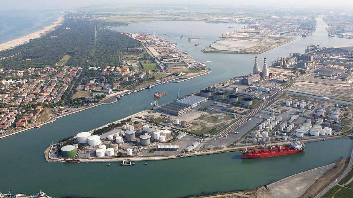 Porto di Ravenna, finti distacchi e stipendi rumeni, impresa multata