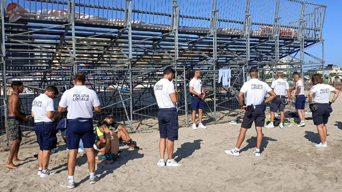 Riccione, polizia locale in spiaggia 76 multe in meno di due mesi