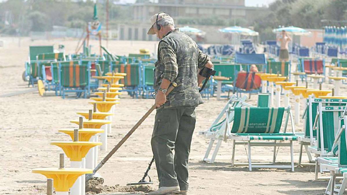 Ravenna, la ricerca d'oro col metal detector finisce in rapina
