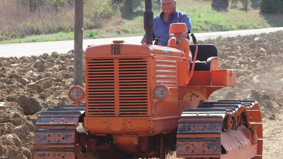 Roncofreddo, il collezionista di trattori: Io e le mie 5 trebbiatrici, benvenuti nel mio museo